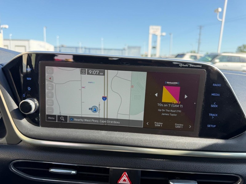 Hyundai Sonata Vehicle Full-screen Gallery Image 12