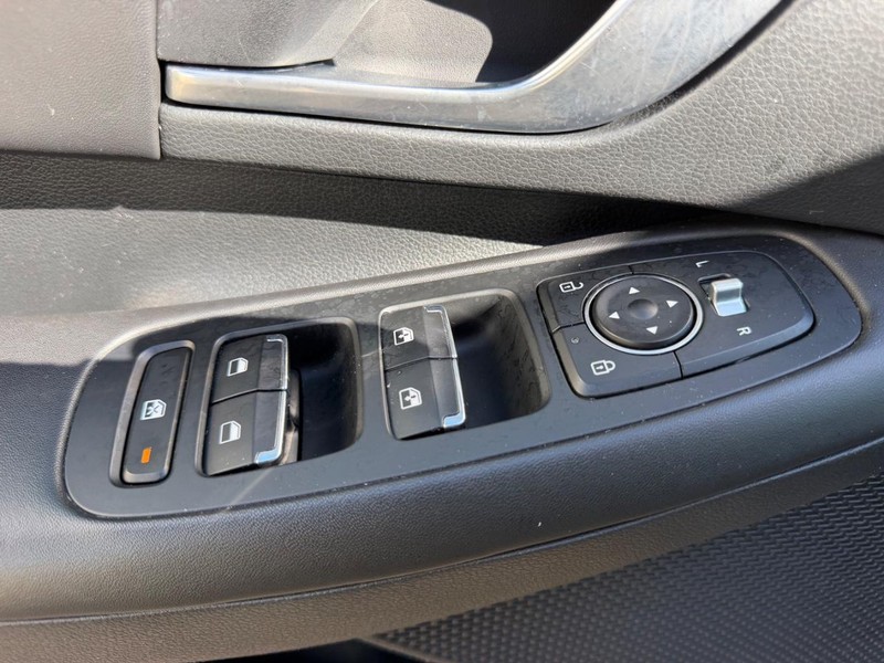 Hyundai Sonata Vehicle Full-screen Gallery Image 16