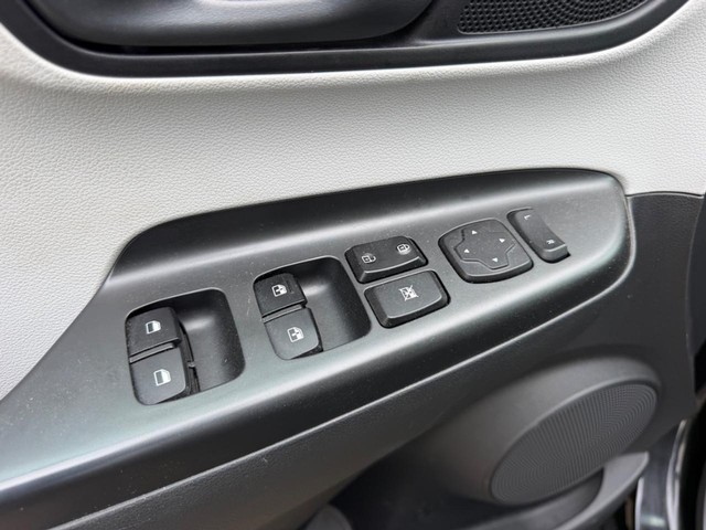 2023 Hyundai Kona SEL - Photo 16