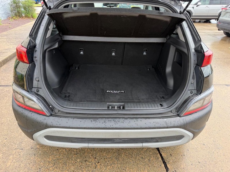 Hyundai Kona Vehicle Full-screen Gallery Image 05