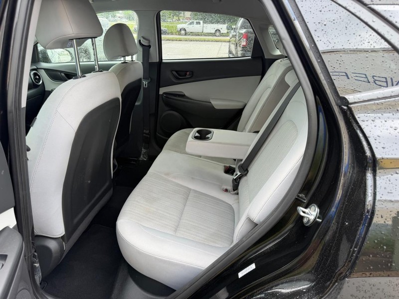 Hyundai Kona Vehicle Full-screen Gallery Image 07