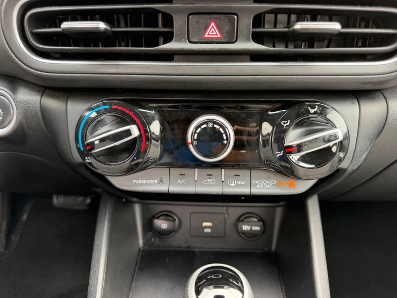 Hyundai Kona Vehicle Full-screen Gallery Image 13
