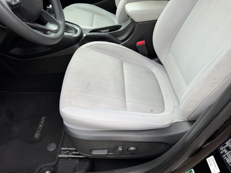 Hyundai Kona Vehicle Full-screen Gallery Image 17