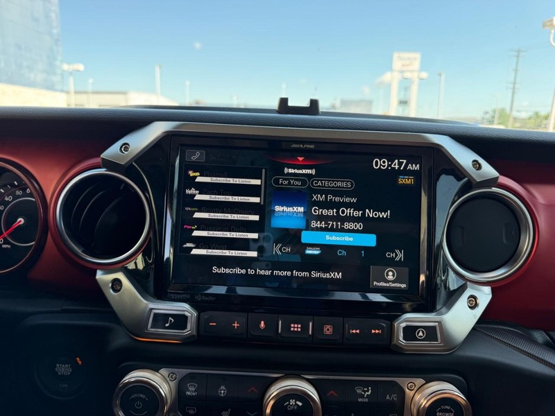 Jeep Wrangler Vehicle Full-screen Gallery Image 12