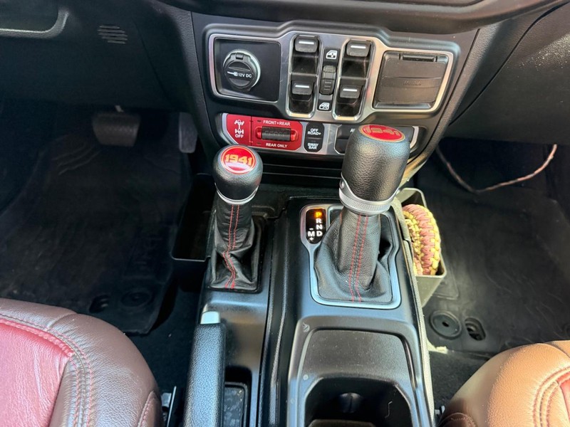 Jeep Wrangler Vehicle Full-screen Gallery Image 14