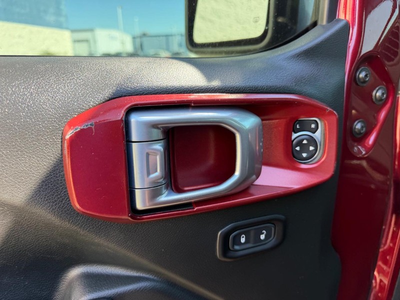 Jeep Wrangler Vehicle Full-screen Gallery Image 16