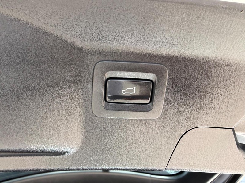 Mazda CX-9 Vehicle Full-screen Gallery Image 06