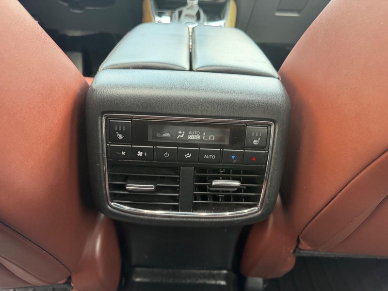 Mazda CX-9 Vehicle Full-screen Gallery Image 10