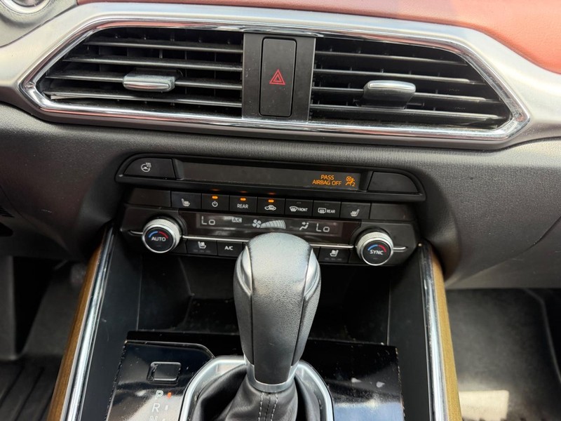 Mazda CX-9 Vehicle Full-screen Gallery Image 17