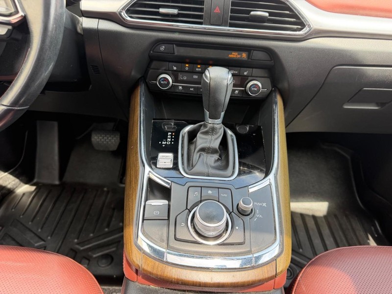 Mazda CX-9 Vehicle Full-screen Gallery Image 18