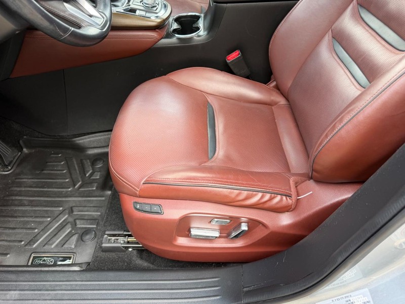 Mazda CX-9 Vehicle Full-screen Gallery Image 21