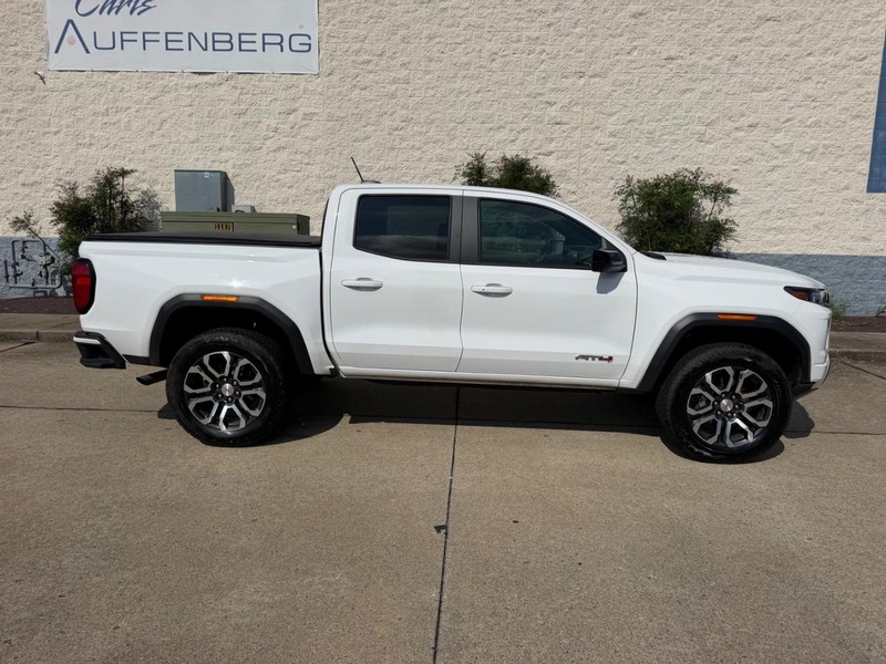 GMC Canyon Vehicle Full-screen Gallery Image 02