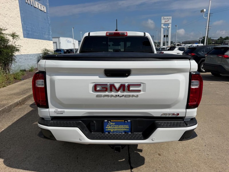 GMC Canyon Vehicle Full-screen Gallery Image 04