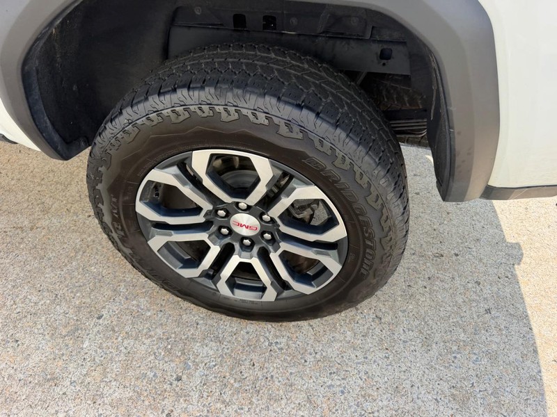 GMC Canyon Vehicle Full-screen Gallery Image 06