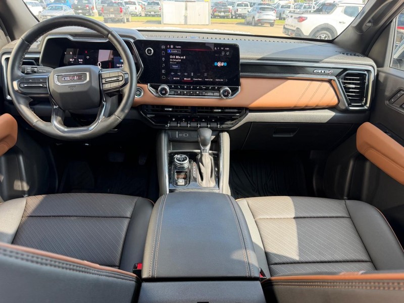 GMC Canyon Vehicle Full-screen Gallery Image 09