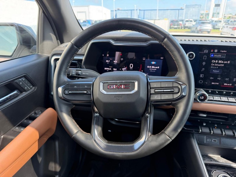 GMC Canyon Vehicle Full-screen Gallery Image 10
