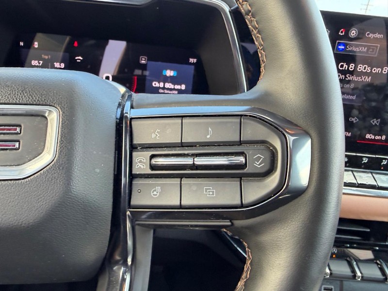 GMC Canyon Vehicle Full-screen Gallery Image 12