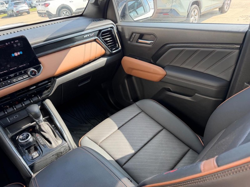 GMC Canyon Vehicle Full-screen Gallery Image 16