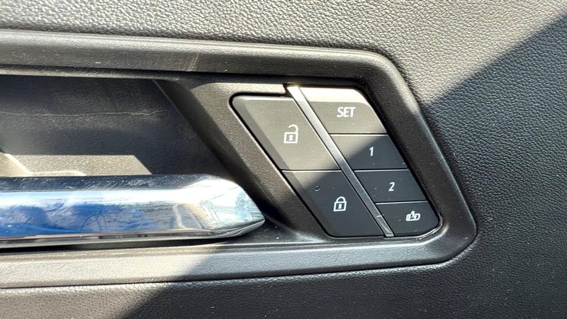 GMC Canyon Vehicle Full-screen Gallery Image 18