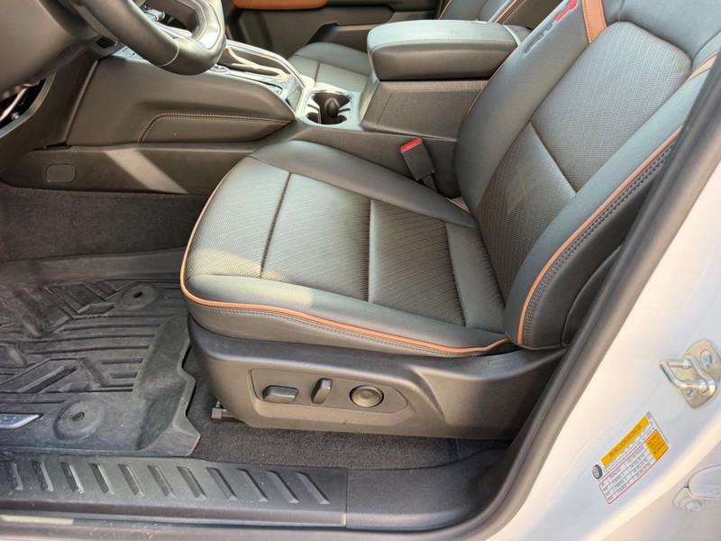 GMC Canyon Vehicle Full-screen Gallery Image 19