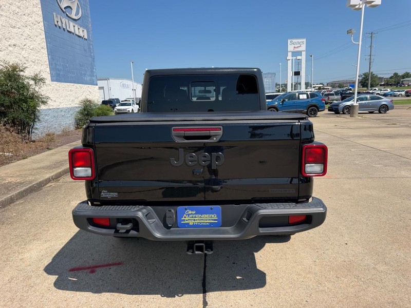 Jeep Gladiator Vehicle Full-screen Gallery Image 04