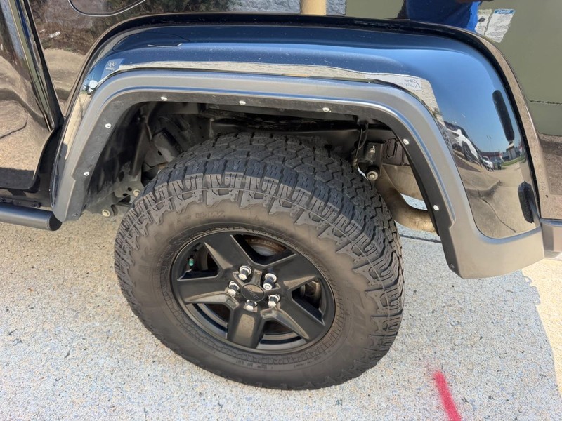 Jeep Gladiator Vehicle Full-screen Gallery Image 06