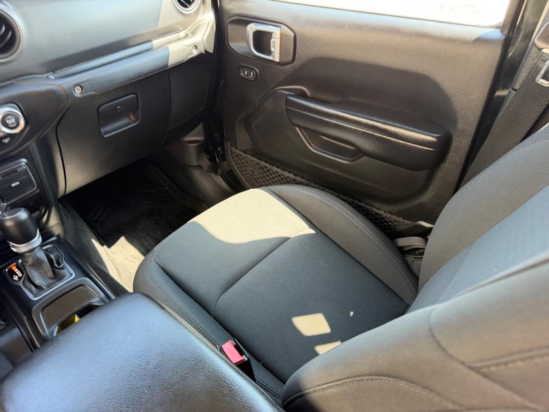 Jeep Gladiator Vehicle Full-screen Gallery Image 15