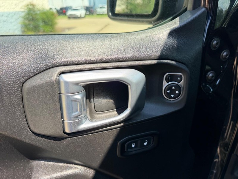 Jeep Gladiator Vehicle Full-screen Gallery Image 16