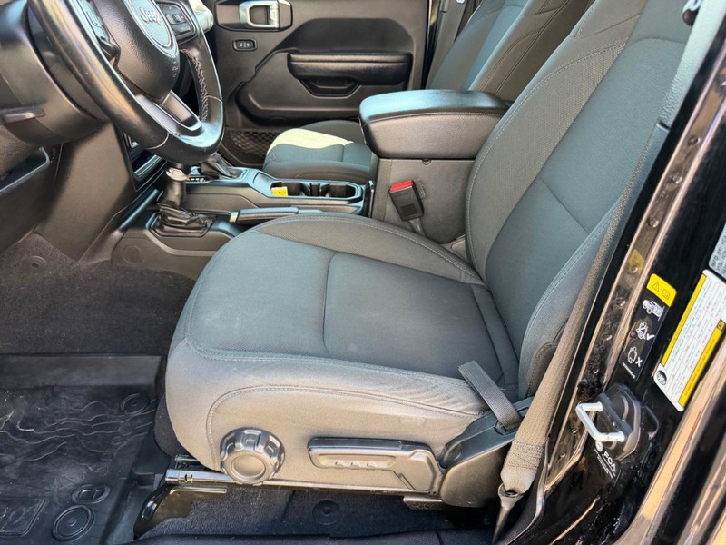 Jeep Gladiator Vehicle Full-screen Gallery Image 17
