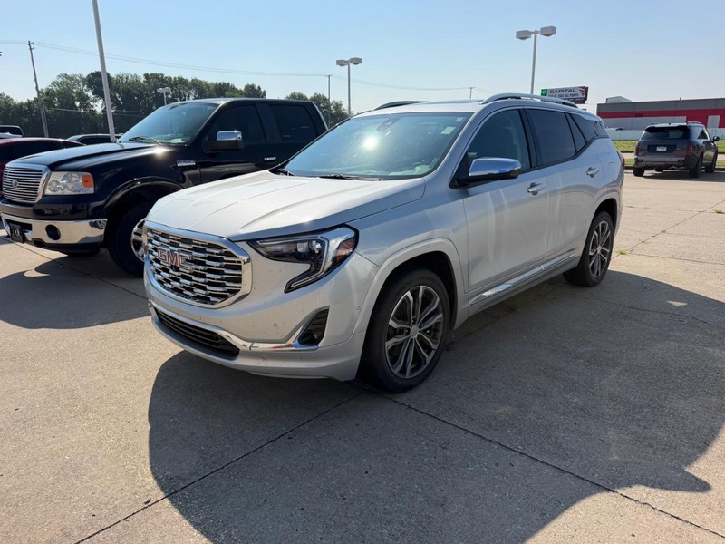 GMC Terrain Vehicle Full-screen Gallery Image 01