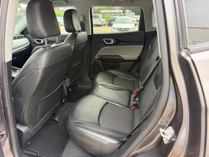 Jeep Compass Vehicle Full-screen Gallery Image 07