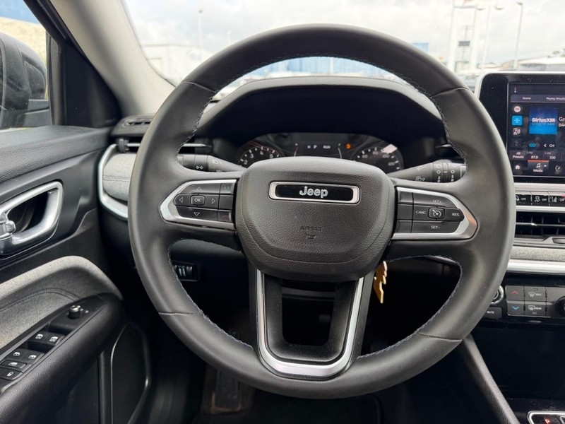 Jeep Compass Vehicle Full-screen Gallery Image 09