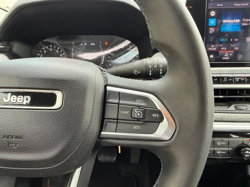 Jeep Compass Vehicle Full-screen Gallery Image 11