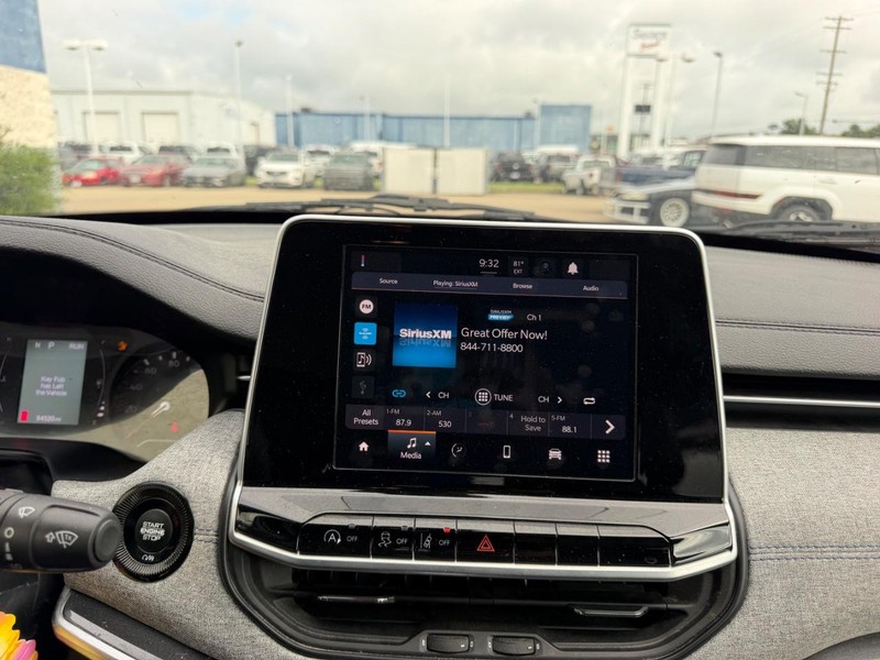 Jeep Compass Vehicle Full-screen Gallery Image 12