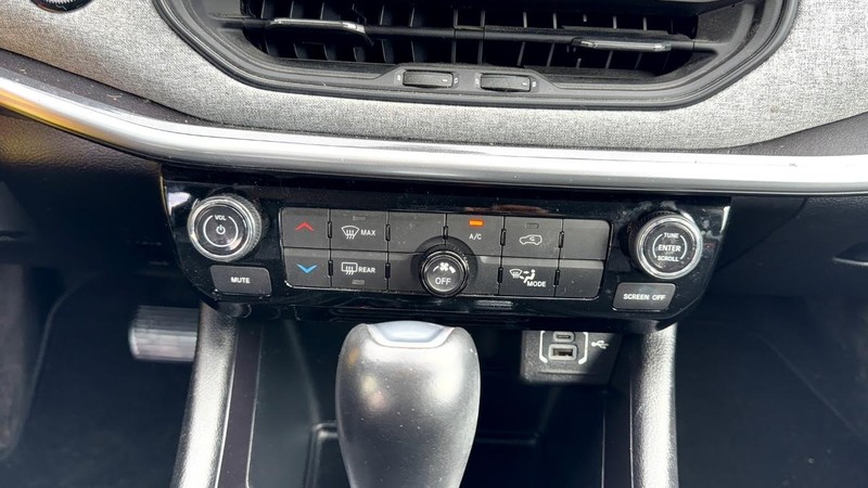 Jeep Compass Vehicle Full-screen Gallery Image 13
