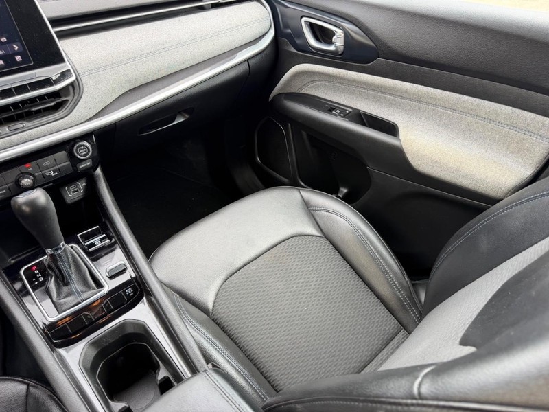 Jeep Compass Vehicle Full-screen Gallery Image 15