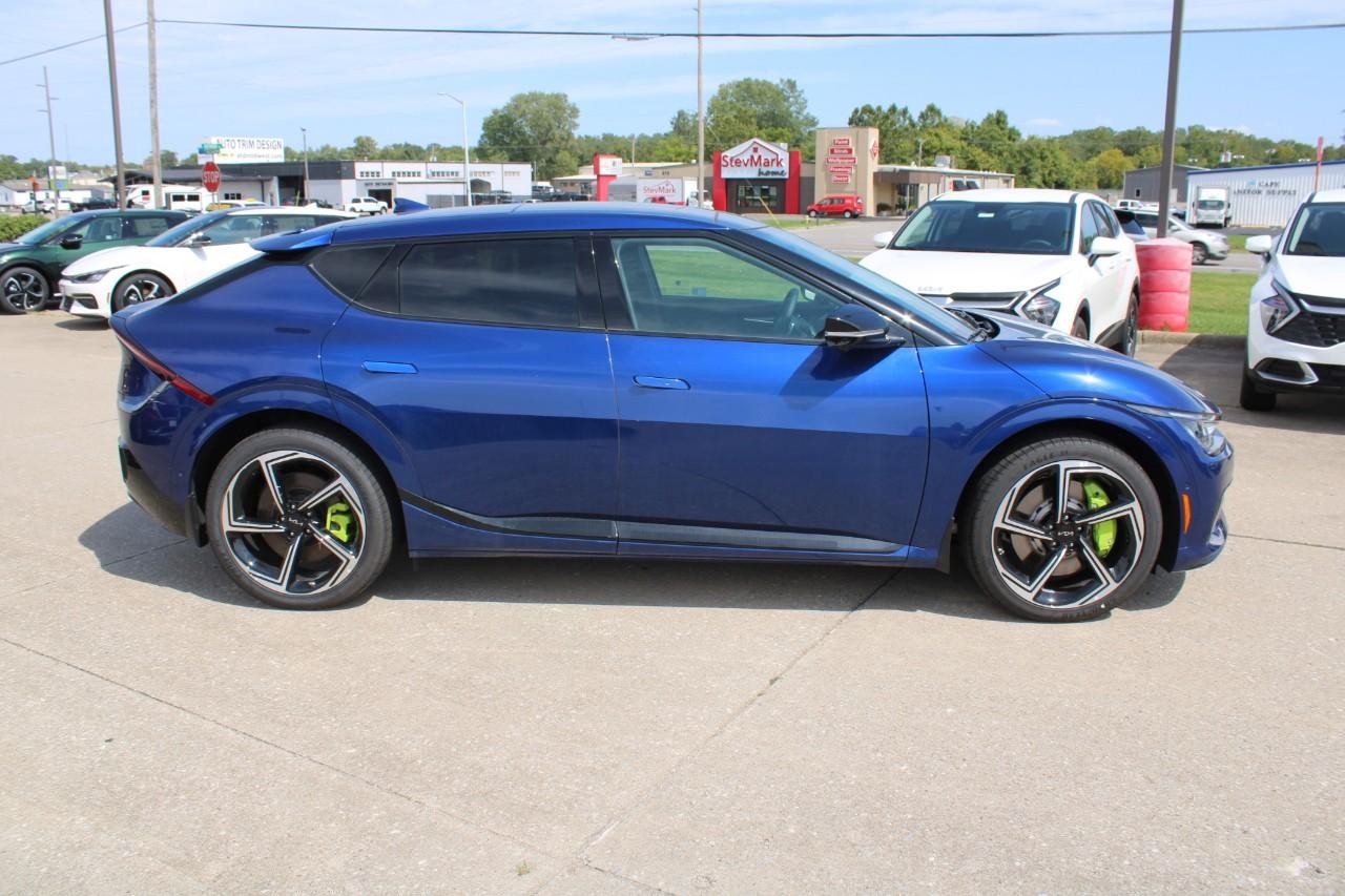 Kia EV6 Vehicle Full-screen Gallery Image 02