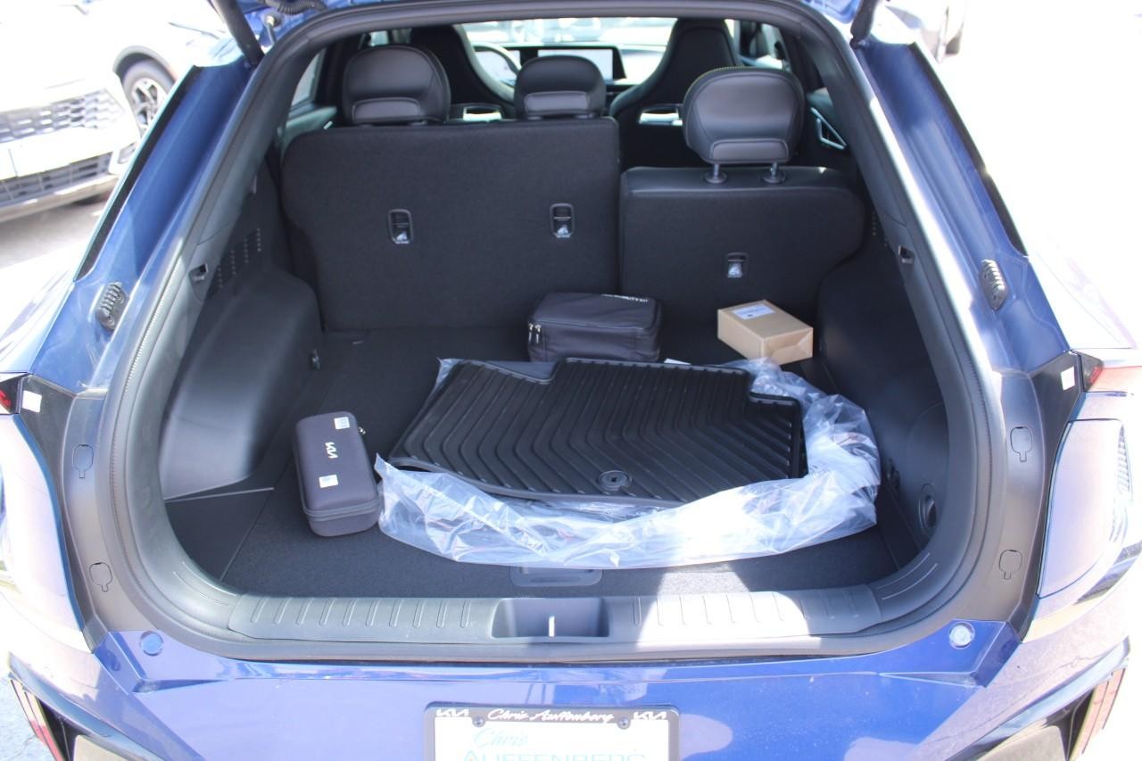 Kia EV6 Vehicle Full-screen Gallery Image 05