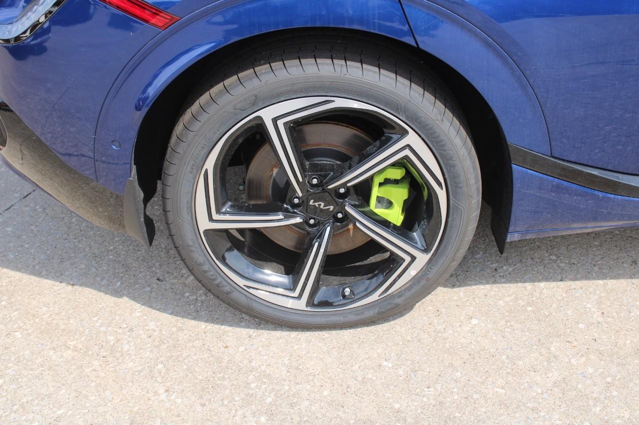 Kia EV6 Vehicle Full-screen Gallery Image 07