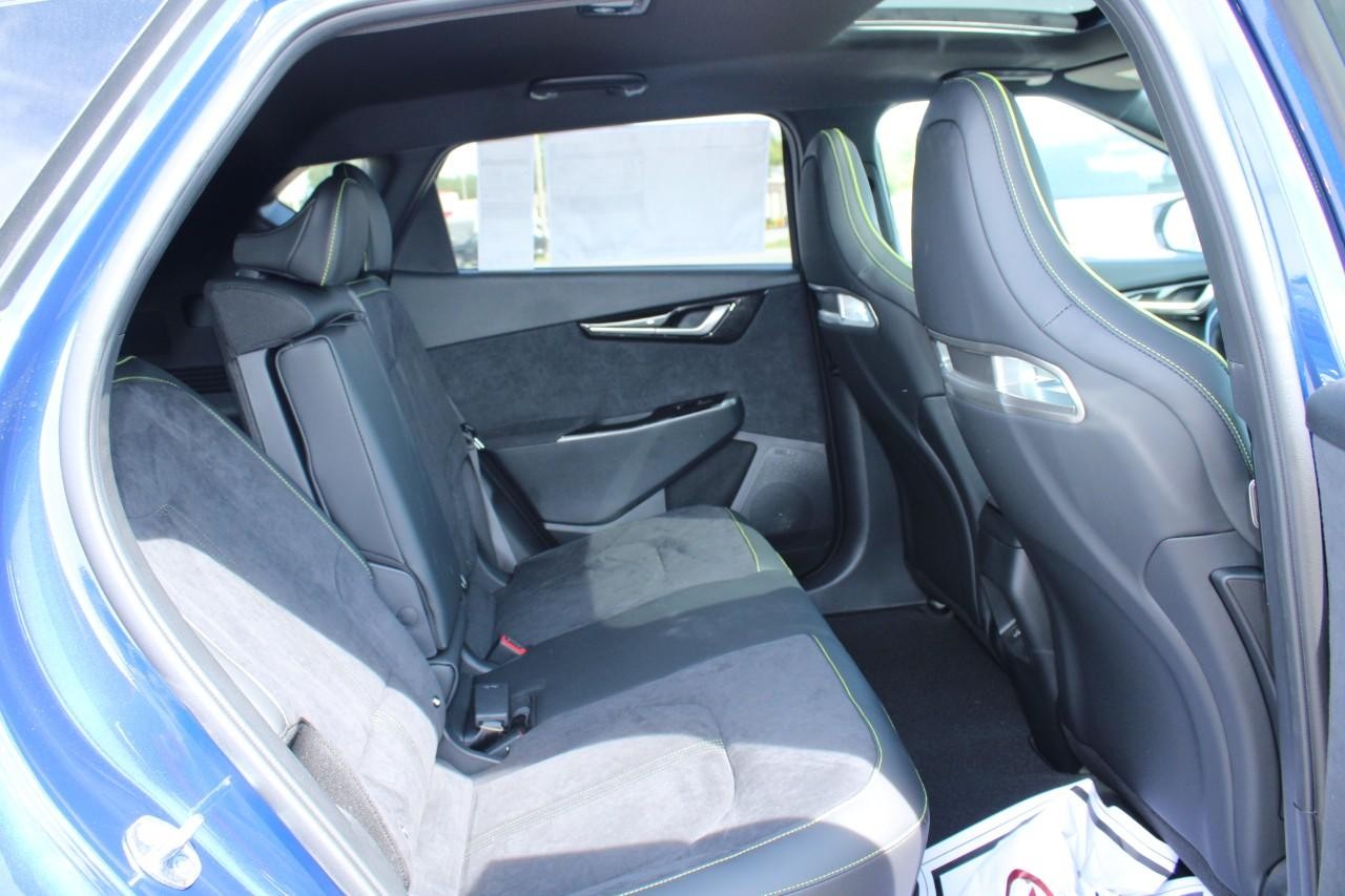 Kia EV6 Vehicle Full-screen Gallery Image 08