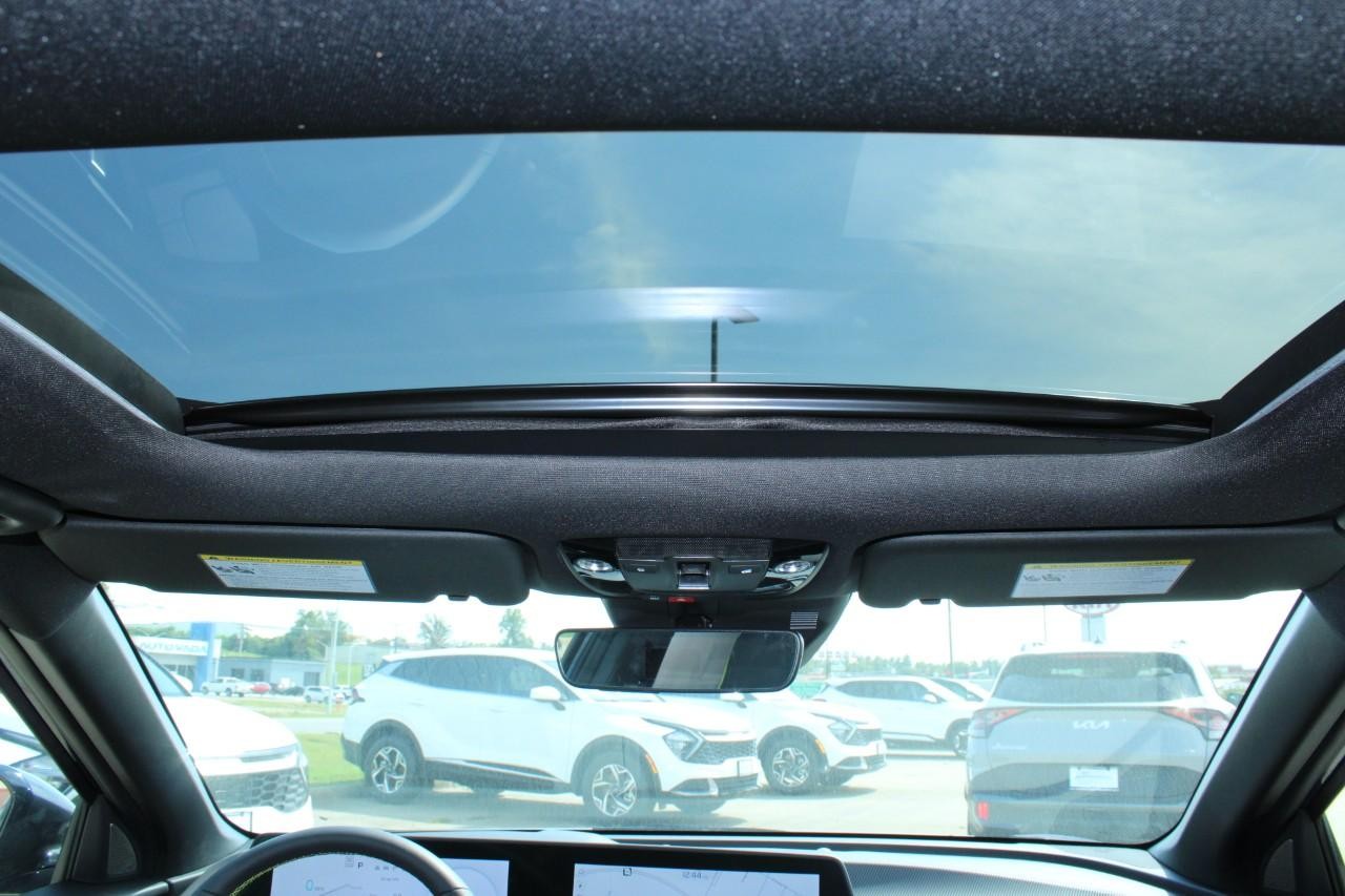 Kia EV6 Vehicle Full-screen Gallery Image 09