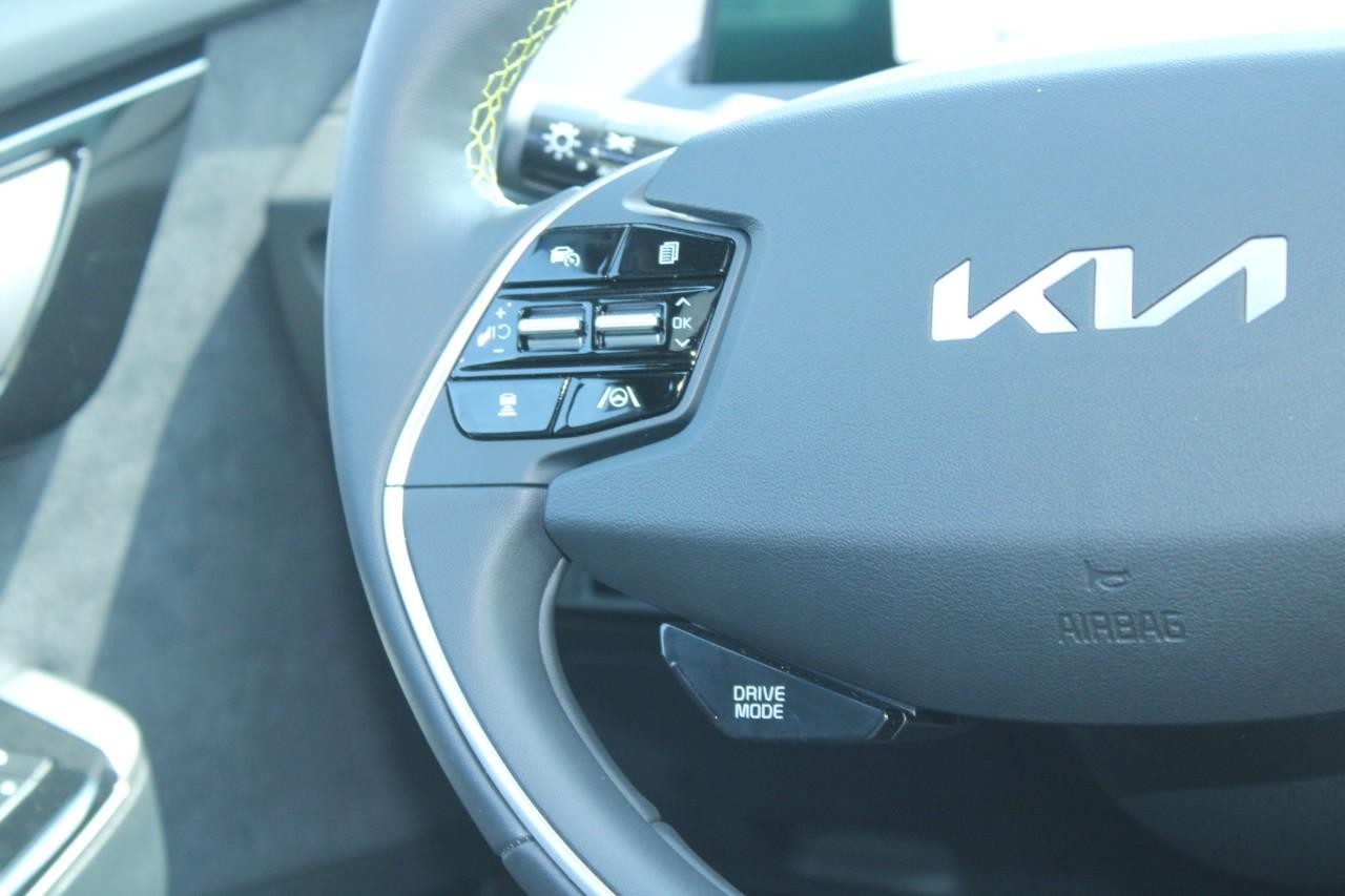 Kia EV6 Vehicle Full-screen Gallery Image 12