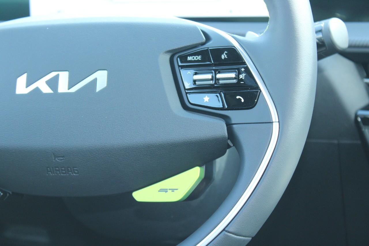 Kia EV6 Vehicle Full-screen Gallery Image 13