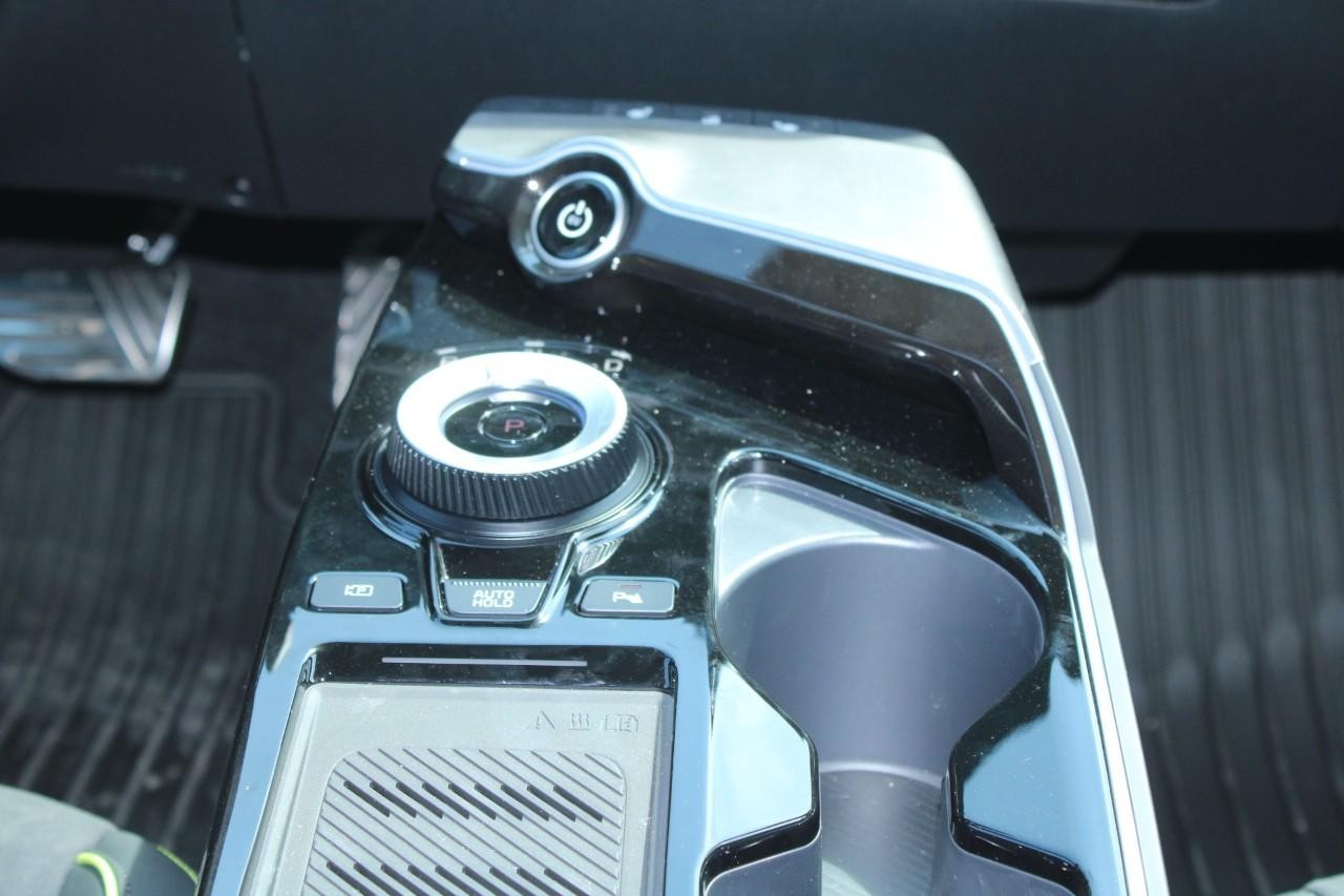 Kia EV6 Vehicle Full-screen Gallery Image 16