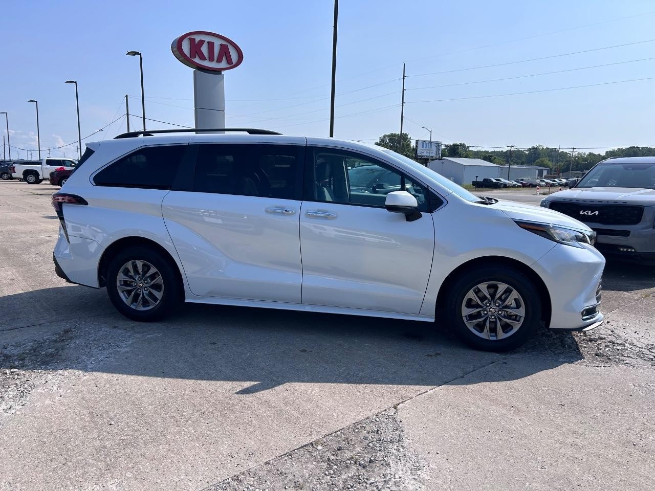 Toyota Sienna Vehicle Full-screen Gallery Image 02