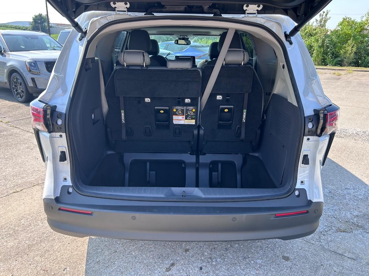 Toyota Sienna Vehicle Full-screen Gallery Image 04