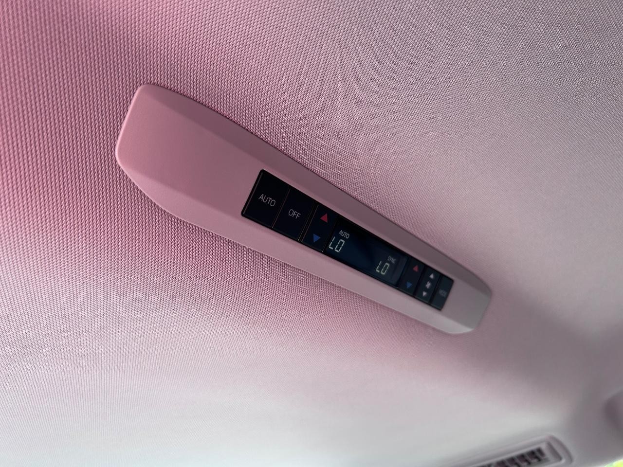 Toyota Sienna Vehicle Full-screen Gallery Image 09