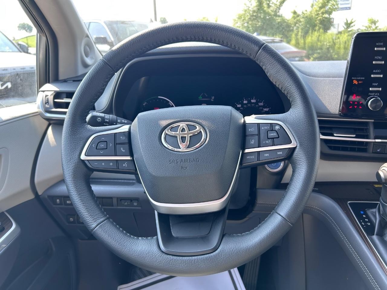 Toyota Sienna Vehicle Full-screen Gallery Image 12