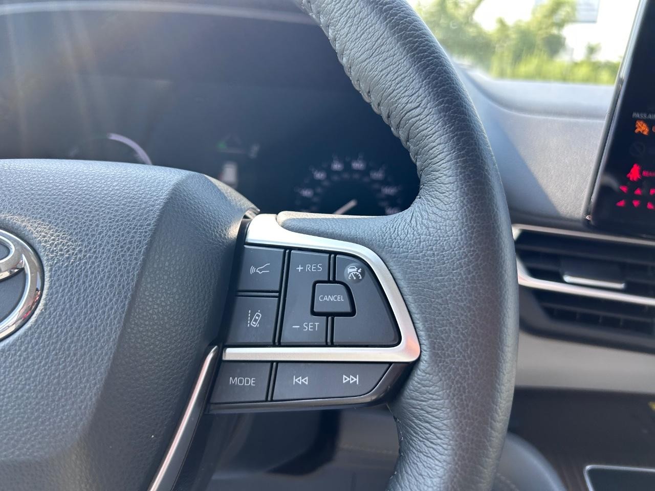 Toyota Sienna Vehicle Full-screen Gallery Image 14