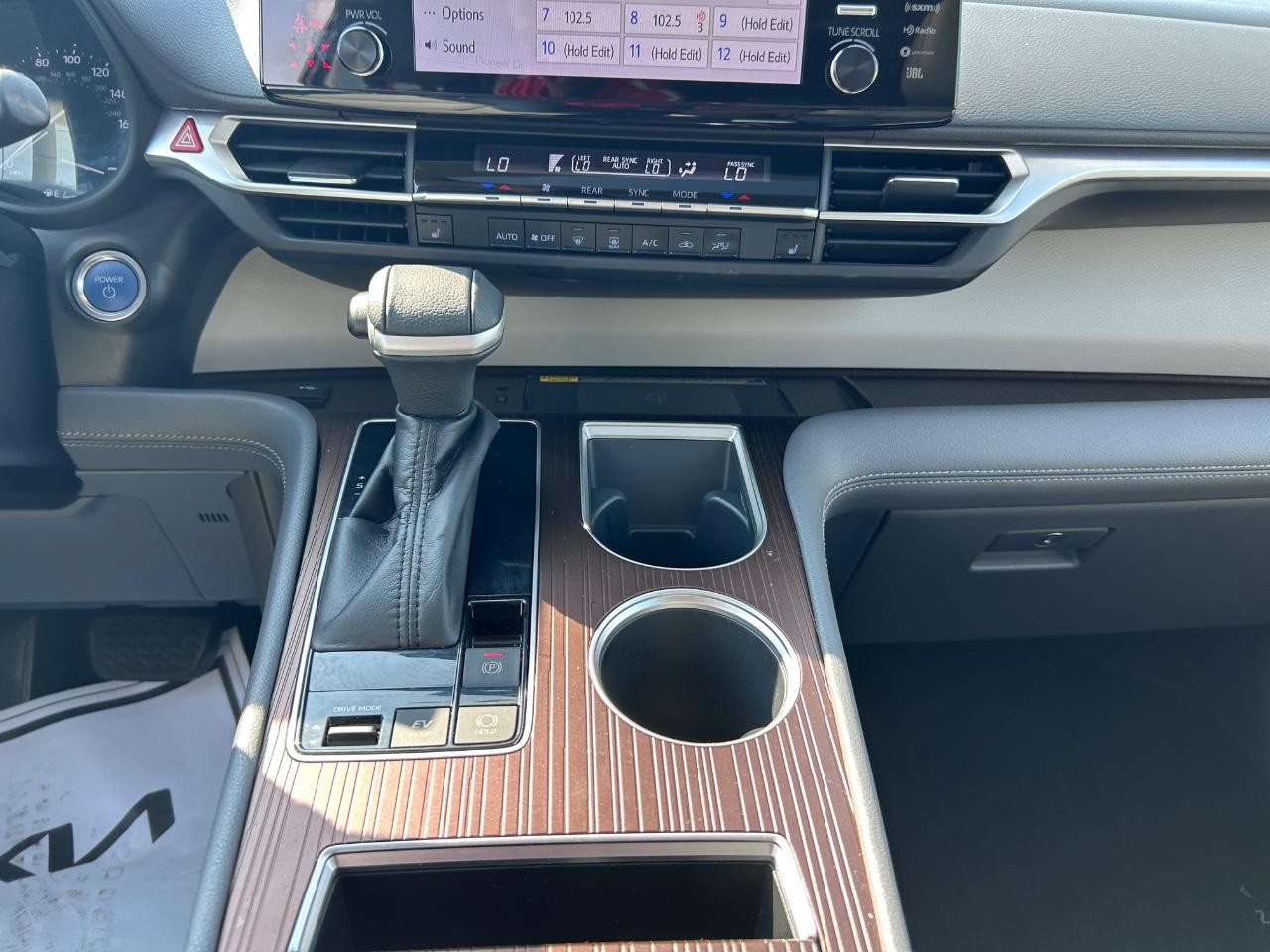 Toyota Sienna Vehicle Full-screen Gallery Image 17